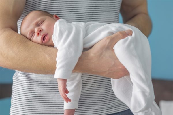 coliques-de-bebe-sur-son-avant-bras coliques-de-bebe-sur-son-avant-bras