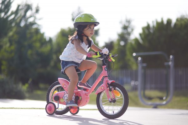 Faire du vélo avec roulettes - Apprendre à faire du vélo à son enfant Faire du vélo avec roulettes - Apprendre à faire du vélo à son enfant