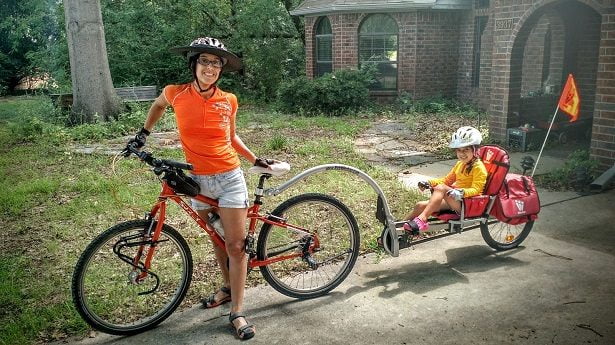 Remorque vélo enfant à pédales près pour une longue balade Remorque vélo enfant à pédales près pour une longue balade
