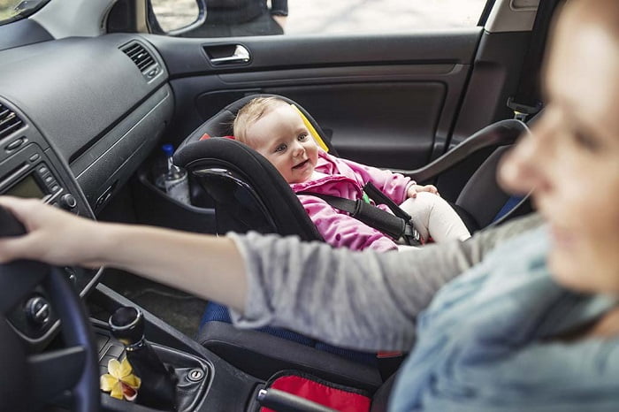 enfant devant en voiture