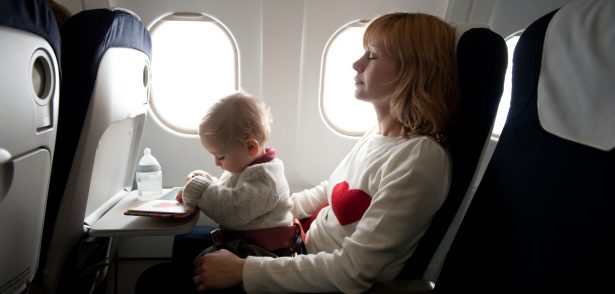 voyager avec Bébé en avion - sur ses genoux voyager avec Bébé en avion - sur ses genoux