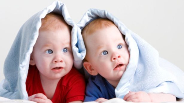 Des Bébés Jumeaux - Crédit photo @Magicmaman Des Bébés Jumeaux - Crédit photo @Magicmaman