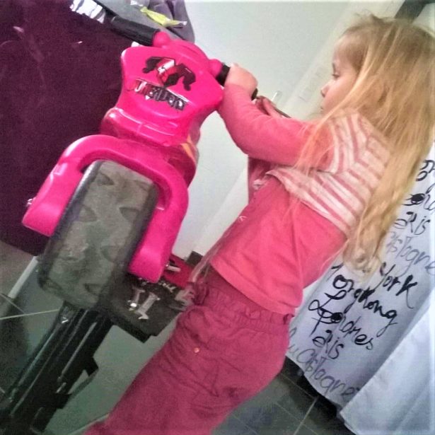 Haylin répare sa moto comme Papa ! Haylin répare sa moto comme Papa !