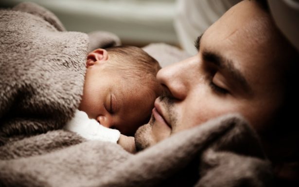Le Peau à peau avec Papa ! Le Peau à peau avec Papa !