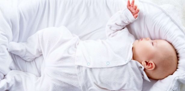 Bébé dans un lit dégagé - 10 conseils pour faire dormir son nouveau-né en toute sécurité - comment coucher un nouvea-né Bébé dans un lit dégagé - 10 conseils pour faire dormir son nouveau-né en toute sécurité - comment coucher un nouvea-né