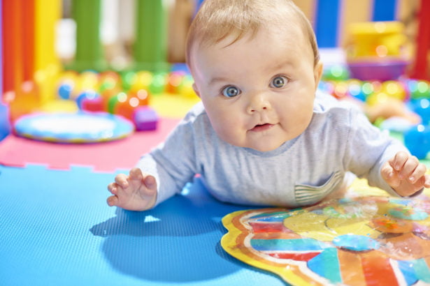 Bébé sur son tapis d'éveil, toujours à l'affût ! Bébé sur son tapis d'éveil, toujours à l'affût !