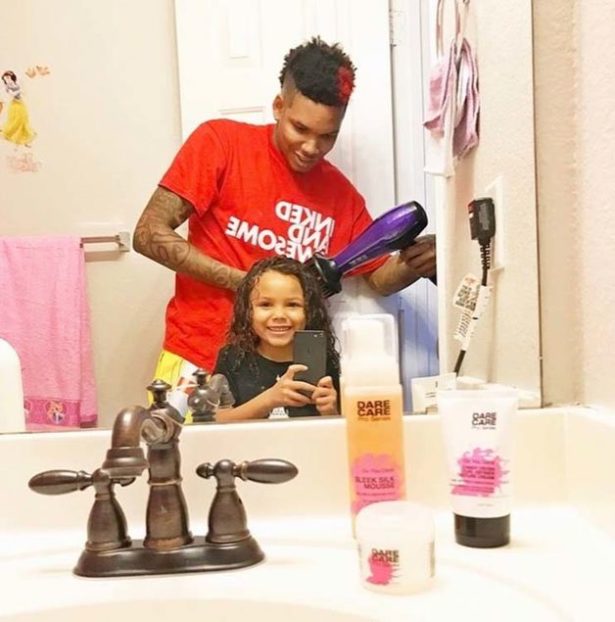 Ce Papa coiffe sa fille tous les jours ! - Crédit Photo : Instagram Icemikeloveasia Ce Papa coiffe sa fille tous les jours ! - Crédit Photo : Instagram Icemikeloveasia