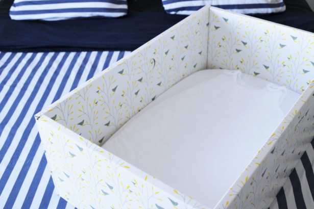Le berceau en carton de la baby-box premier jour Le berceau en carton de la baby-box premier jour