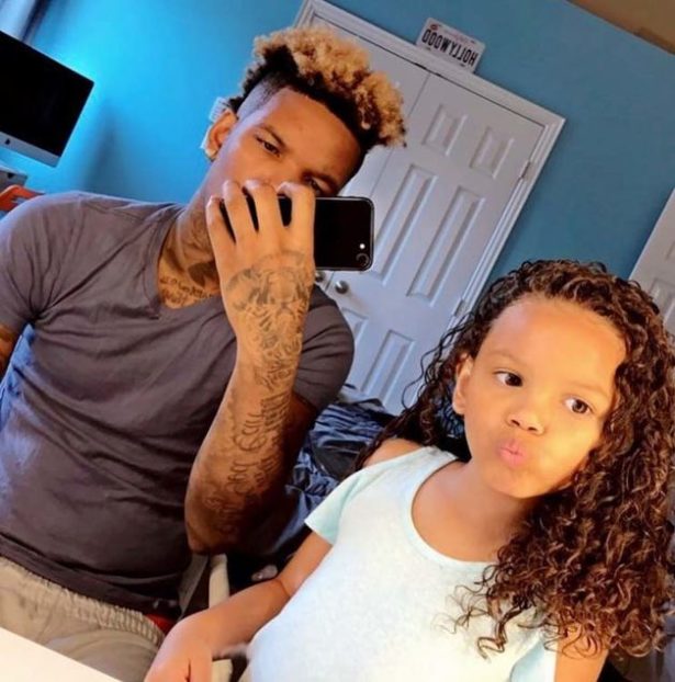 Papa qui coiffe sa fille tous les jours - en mode bouclette - Crédit Photo : Instagram Icemikeloveasia Papa qui coiffe sa fille tous les jours - en mode bouclette - Crédit Photo : Instagram Icemikeloveasia