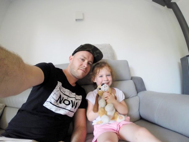 Sébastien, Papa Multi-style et fusionnel avec ses filles Sébastien, Papa Multi-style et fusionnel avec ses filles