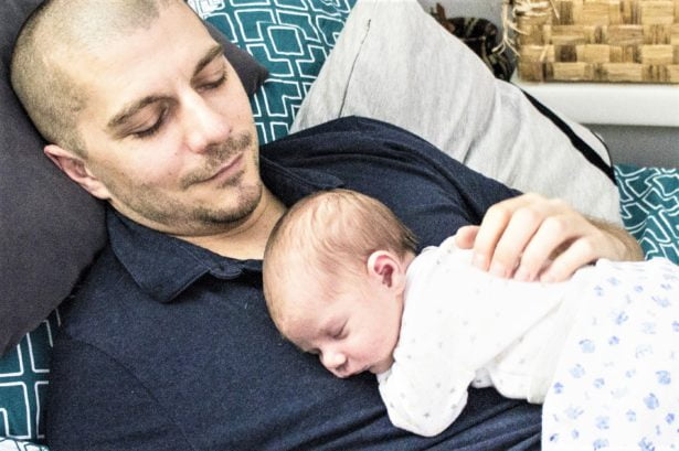 Une petite sieste sur Papa - portrait de papa - papa voyageur Une petite sieste sur Papa - portrait de papa - papa voyageur