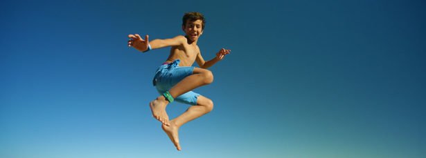 Même dans l'eau ou près d'un point d'eau, votre enfant sera protégé avec son bracelet anti-moustique Para'kito Même dans l'eau ou près d'un point d'eau, votre enfant sera protégé avec son bracelet anti-moustique Para'kito